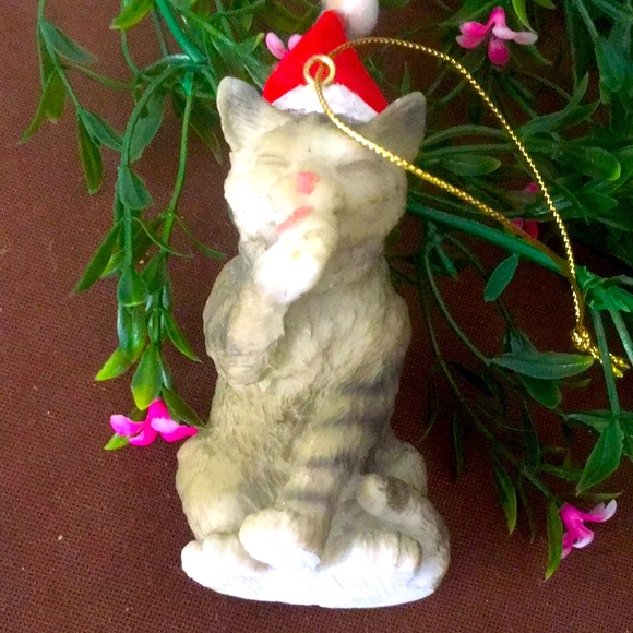 Adorable Stone Resin Cat Christmas Ornament - Picture 7 of 15